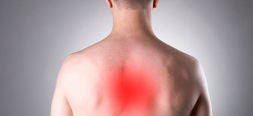 Thoracale osteochondrose wordt gesignaleerd door langdurige pijn in de wervelkolom