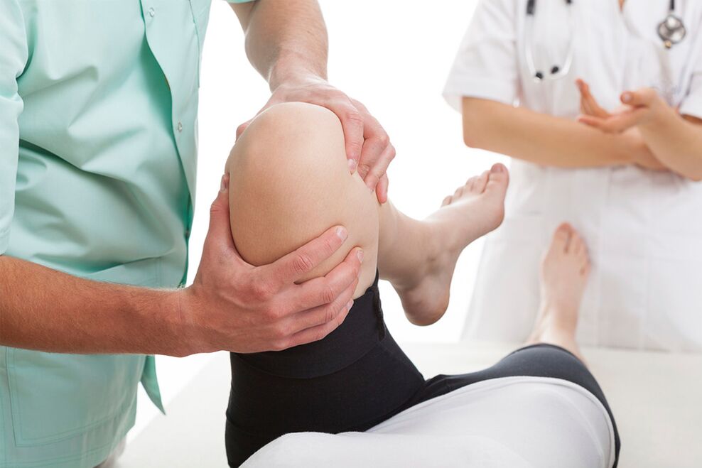 arts die de knie onderzoekt op gewrichtspijn