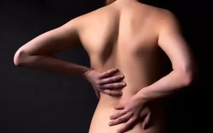 Voor osteochondrose kunt u uw rug wrijven met een traditionele verwarmende massage.